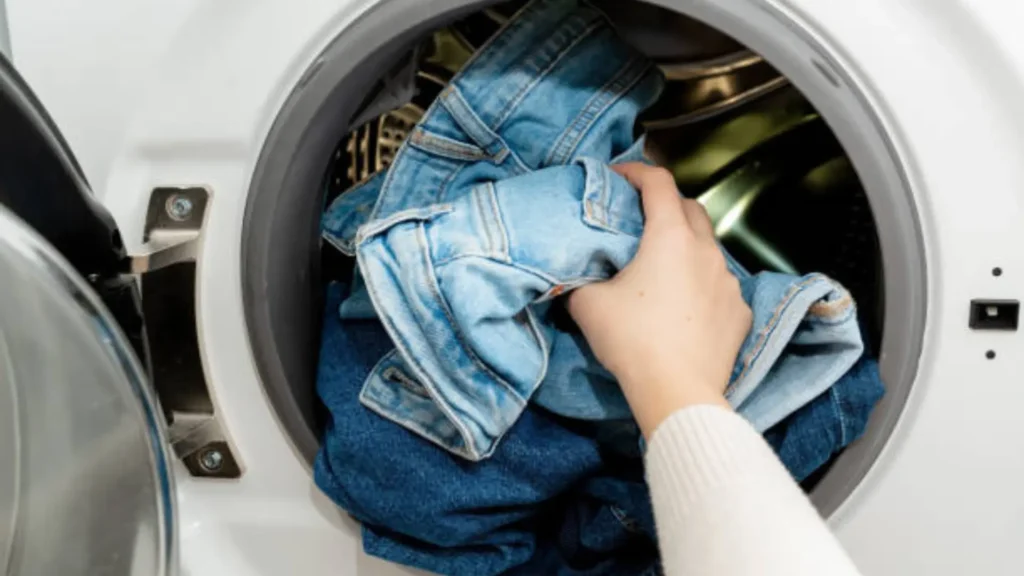 cara merawat baju berbahan denim